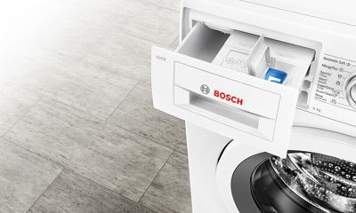 Moderne schwarze Mikrowelle auf Holzoberfläche.